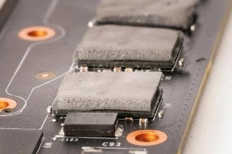 Laird introduceert hybride thermische/EMI absorber